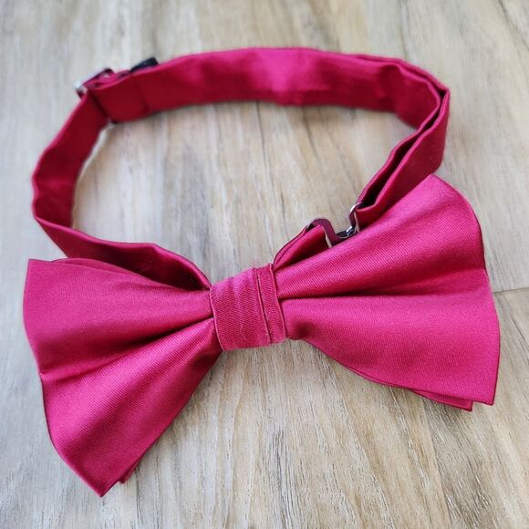 💜Red Satin Pre-Tied Bowtie - Picture 1 of 4